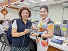 本所準備了迷你茄芷袋及金沙巧克力贈予洽公民眾