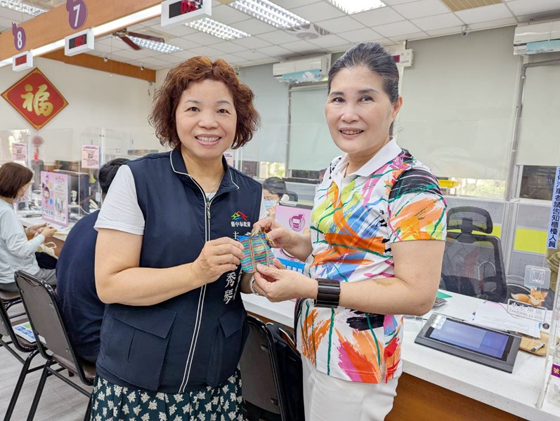 本所準備了迷你茄芷袋及金沙巧克力贈予洽公民眾