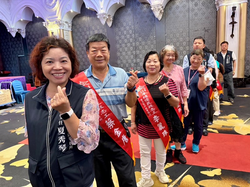 本所主任夏秀琴與志工合影